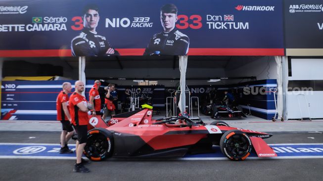 Sejumlah mekanik tim yang berlaga di balap mobil listrik Jakarta E-Prix 2023 menyiapkan mobil di paddock Jakarta International E-Prix Circuit (JIEC), Jakarta, Jumat (2/6/2023). [Suara.com/Alfian Winanto]