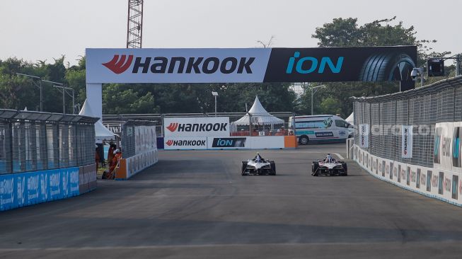 Sejumlah pebalap mengikuti sesi latihan bebas atau free practice pertama (FP1) Formula E Jakarta, di Jakarta International E-Prix Circuit (JIEC), Jakarta, Jumat (2/6/2023). [Suara.com/Alfian Winanto]