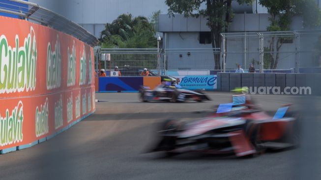 Sejumlah pebalap mengikuti sesi latihan bebas atau free practice pertama (FP1) Formula E Jakarta, di Jakarta International E-Prix Circuit (JIEC), Jakarta, Jumat (2/6/2023). [Suara.com/Alfian Winanto]