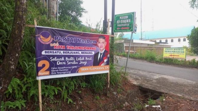 Baliho Caleg di Tanjungpinang Bertaburan sebelum Masa Kampanye