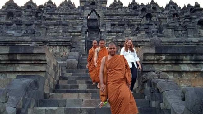 Sampai di Candi Borobudur, Para BhikkhuThudong Terharu