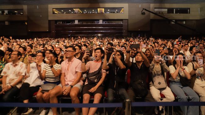 Reaksi penonton saat melihat penampilan Musisi Cory Wong dalam konser BNI Java Jazz Festival 2023 di Jiexpo Kemayoran, Jakarta, Sabtu (3/6/2023). [Suara.com/Alfian Winanto]