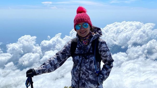 Potret Ira Winowo Mendaki Gunung Rinjani (Instagram/@irawbw) 