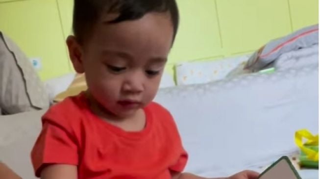 Sus Rini Ajari Cipung Mengenal Huruf Hijaiyah, Netizen: Keren Sus!