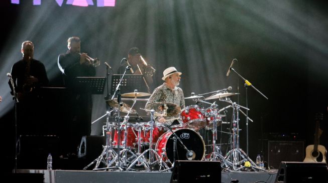 Grup musik The Chicago Experience menghibur penonton saat tampil dalam konser BNI Java Jazz Festival 2023 di Jiexpo Kemayoran, Jakarta, Jumat (2/6/2023). [Suara.com/Alfian Winanto]