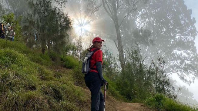 Potret Ira Winowo Mendaki Gunung Rinjani (Instagram/@irawbw) 