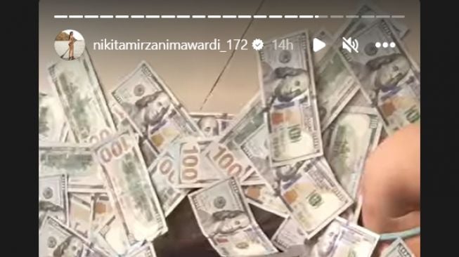 Nikita Mirzani pamer uang dollar (Instagram)