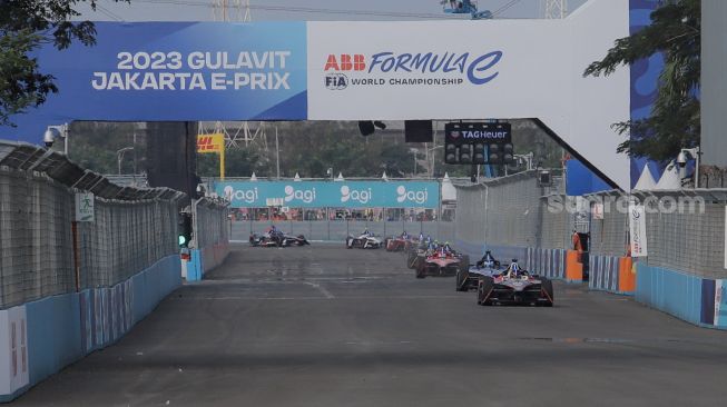 Sejumlah pebalap mengikuti  balapan Formula E 2023 Jakarta seri ke-10 di Jakarta International E-Prix Circuit (JIEC), Jakarta, Sabtu (3/6/2023). [Suara.com/Alfian Winanto]