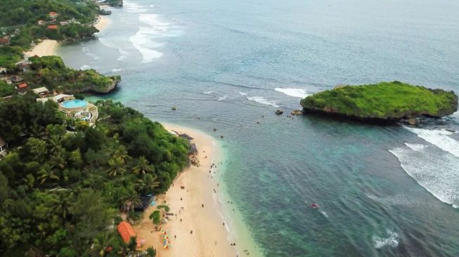 Pantai Sadranan, Destinasi Wisata Murah dengan Alam Indah Favorit di Jogja