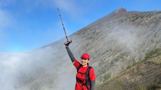 Potret Ira Winowo Mendaki Gunung Rinjani (Instagram/@irawbw) 