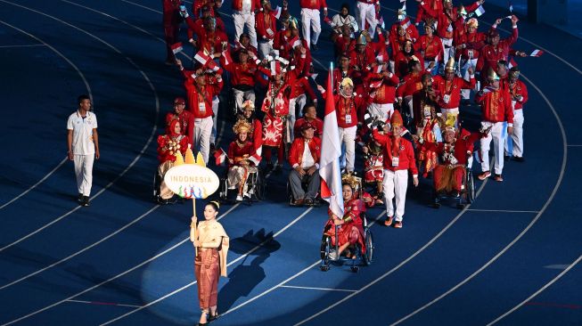 EKSKLUSIF dari Kamboja: Potret Atlet Indonesia dalam Balutan Busana Tradisional dalam Opening Ceremony APG 2023