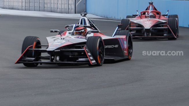 Pebalap Pascal Wehrlein dari TAG Heuer Porsche saat mengikuto  balapan Formula E 2023 Jakarta seri ke-10 di Jakarta International E-Prix Circuit (JIEC), Jakarta, Sabtu (3/6/2023). [Suara.com/Alfian Winanto]