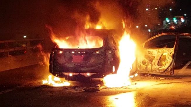 Tabrak Truk Kontainer, Mobil SUV Langsung Hangus Terbakar di Jalan Tol Dalam Kota Grogol