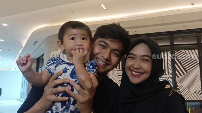 Ria Ricis, Teuku Ryan dan Baby Moana ditemui di sebuah mal di kawasan Jakarta Barat, Sabtu (3/6/2023). [Rena Pangesti/Suara.com]