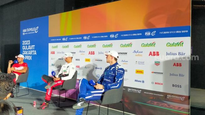 Tiga peraih podium teratas ABB Formula E World Championship 2023 Round 10 Jakarta: Jake Dennis (2), Pascal Wehrlein (1), and Maximilian Gunther (3) (3/6/2023) [Suara.com/CNR ukirsari].