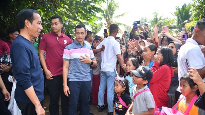 Presiden Joko Widodo atau Jokowi menyapa masyarakat di sekitar Warung Kopi Klotok di Jalan Kaliurang, Kabupaten Sleman, Daerah Istimewa Yogyakarta, Sabtu (3/6/2023). (Rusman - Biro Pers Sekretariat Presiden)