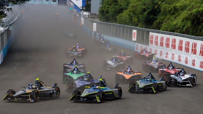 Sejumlah pebalap mengikuti  balapan Formula E 2023 Jakarta seri ke-10 di Jakarta International E-Prix Circuit (JIEC), Jakarta, Sabtu (3/6/2023). [Suara.com/Alfian Winanto]
