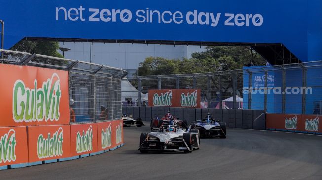 Sejumlah pembalap mengikuti balapan Formula E 2023 Jakarta seri ke-11 di Jakarta International E-Prix Circuit (JIEC), Jakarta, Minggu (4/6/2023). [Suara.com/Alfian Winanto]