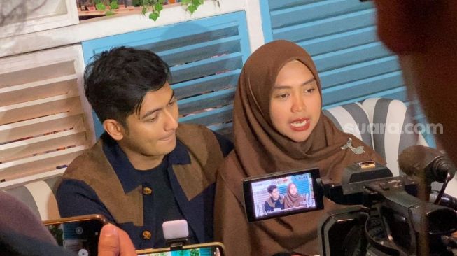 Ria Ricis dan Teuku Ryan usai kegiatan menyelam di Jakarta Aquarium, Minggu (4/6/2023). [Suara.com/Adiyoga Priyambodo]