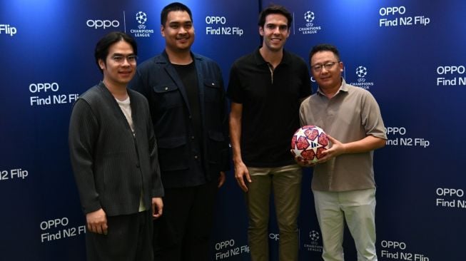 Ricardo Kaká (kedua kanan) Global Brand Ambassador untuk Kemitraan Oppo dengan Liga Champions UEFA 2023. [Oppo Indonesia]