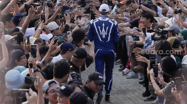Pembalap Maximilian Gunther dari Maserati MSG Racing melakukan selebrasi usai berhasil menjadi juara balapan Formula E 2023 Jakarta seri ke-11 di Jakarta International E-Prix Circuit (JIEC), Jakarta, Minggu (4/6/2023). [Suara.com/Alfian Winanto]