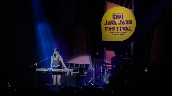 Penyanyi Stacey Ryan menghibur penonton saat tampil dalam konser BNI Java Jazz Festival 2023 di Jiexpo Kemayoran, Jakarta, Sabtu (3/6/2023). [Suara.com/Alfian Winanto]