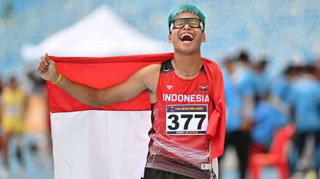 Figo Saputra mempersembahkan medali emas untuk Indonesia pada nomor lompat jauh T46 putra ASEAN Para Games 2023 yang berlangsung di Morodok Techo National Stadium. [NPC Indonesia]