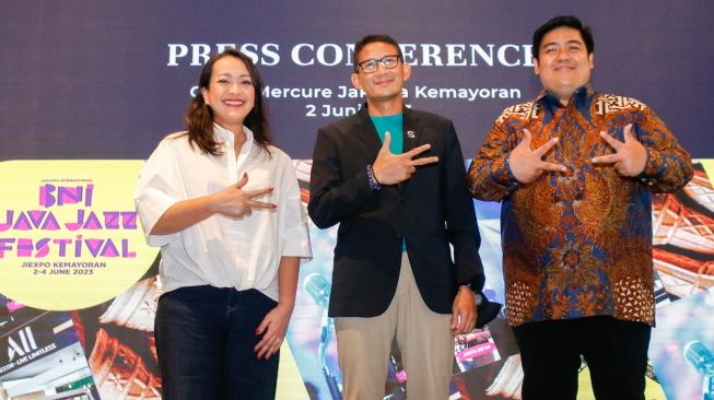 (Ki-ka): Dewi Gontha (President Director of PT Java Festival Production), Sandiaga Uno (Menteri Pariwisata dan Ekonomi Kreatif Indonesia) dan Adi Satria (Senior Vice President Operations and Government Relations, Accor Indonesia and Malaysia) saat konferensi pers di Grand Mercure Kemayoran, Jumat (2/6/2023). (Foto: Dok. ALL - Accor Live Limitless)