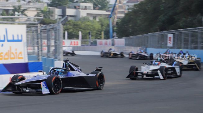 Sejumlah pembalap mengikuti balapan Formula E 2023 Jakarta seri ke-11 di Jakarta International E-Prix Circuit (JIEC), Jakarta, Minggu (4/6/2023). [Suara.com/Alfian Winanto]