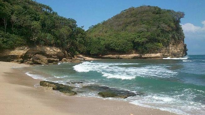 Pantai Mrutu, Tempat Wisata Hidden Gem dengan Keindahan Alam di Malang