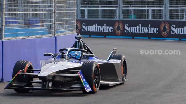 Pembalap Maximilian Gunther dari Maserati MSG Racing saat mengikuti balapan Formula E 2023 Jakarta seri ke-11 di Jakarta International E-Prix Circuit (JIEC), Jakarta, Minggu (4/6/2023). [Suara.com/Alfian Winanto]