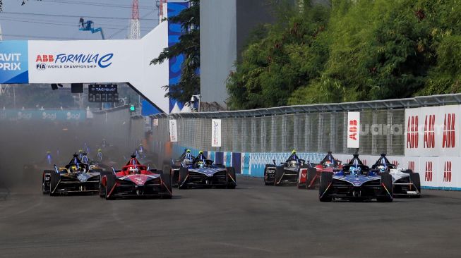 Sejumlah pembalap mengikuti balapan Formula E 2023 Jakarta seri ke-11 di Jakarta International E-Prix Circuit (JIEC), Jakarta, Minggu (4/6/2023). [Suara.com/Alfian Winanto]