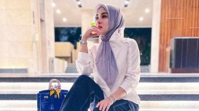 Gaya Syahrini Pamer Tas Rp600 Jutaan, Bikin Nggak Habis Pikir: Incess Kuat Banget Tangannya Nenteng Rumah!