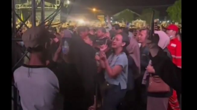 Momen Gusti Bendara Joget bareng Penonton saat Ndarboy Genk Manggung: Ningrat Rasa Rakyat