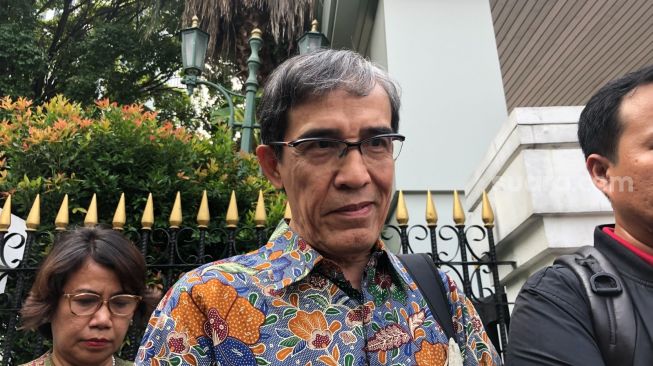 Mantan Komisioner Komisi Pemilihan Umum (KPU) Hadar Nafis Gumay di depan Gedung Mahkamah Agung, Jakarta Pusat, Senin (5/6/2023). (Suara.com/Dea)