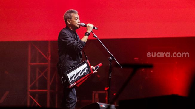 Penyanyi Fariz RM menghibur penonton saat Konser BNI Java Jazz Festival 2023 di Jiexpo Kemayoran, Jakarta, Minggu (4/6/2023). [Suara.com/Alfian Winanto]
