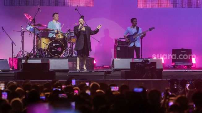 Penyanyi Vina Panduwinata menghibur penonton saat Konser BNI Java Jazz Festival 2023 di Jiexpo Kemayoran, Jakarta, Minggu (4/6/2023). [Suara.com/Alfian Winanto]
