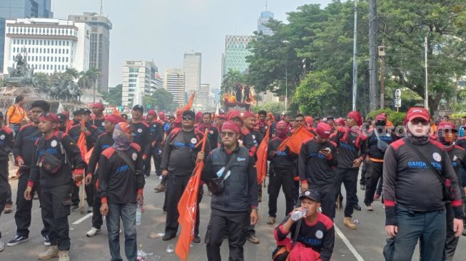 Kawal Sidang MK Soal UU Ciptaker, Massa Buruh Padati Area Patung Kuda Jakpus