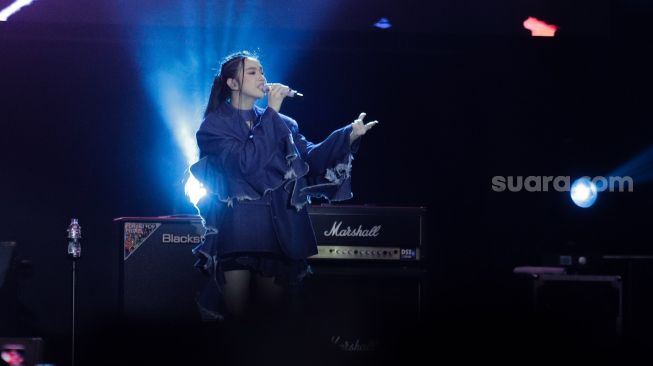 Penyanyi Lyodra menghibur penonton saat Konser BNI Java Jazz Festival 2023 di Jiexpo Kemayoran, Jakarta, Minggu (4/6/2023). [Suara.com/Alfian Winanto]
