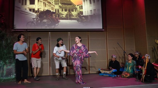 Galeri Indonesia Kaya (GIK) bersama Kelompok Sandiwara Miss Tjitjih  berkolaborasi dengan Ary Kirana menyuguhkan pertunjukan teater dengan balutan komedi bertajuk “Kuntilanak Mangga Dua” pada Sabtu (3/6/2023). (Foto: Dok. GIK)