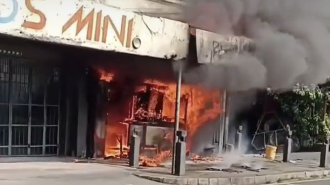Diduga Selang Kompor Gas Bocor, Warkop di Senen Jakpus Ludes Terbakar