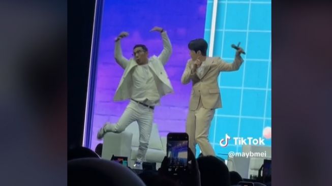 Aksi Kocak Kim Seon Ho saat Fanmeeting (TikTok/@maybmei)