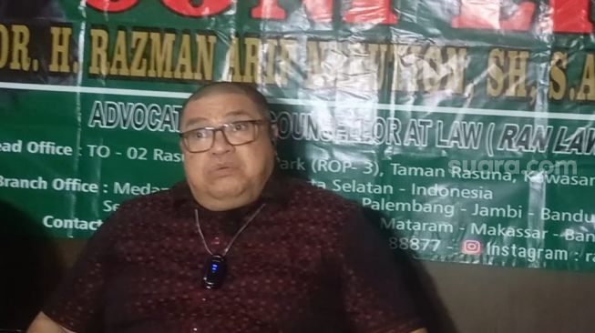 Razman Arif Nasution menggelar konferensi pers di kawasan Kuningan, Jakarta Selatan, Senini (5/6/2023) terkait laporannya terhaap Iqlima Kim dalam tuduhan laporan palsu. [Rena Pangesti/Suara.com]