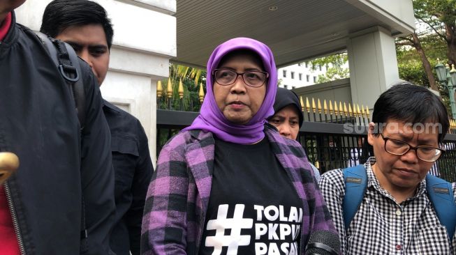 Pegiat pemilu dari Maju Perempuan Indonesia (MPI) Wahidah Suaib di depan Gedung Mahkamah Agung, Jakarta Pusat, Senin (5/6/2023). (Suara.com/Dea)