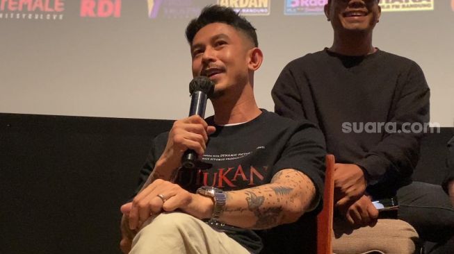 Fandy Christian menghadiri konferensi pers film Curse of the Nine Demons di kawasan Kuningan, Jakarta Selatan, Senin (5/6/2030). [Adiyoga Priyambodo/Pahami.id]