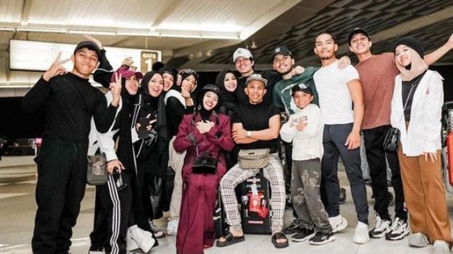 9 Potret Gen Halilintar di Gender Reveal Anak Kedua Aurel Hermansyah, Outfit-nya Disorot Tidak Kompak