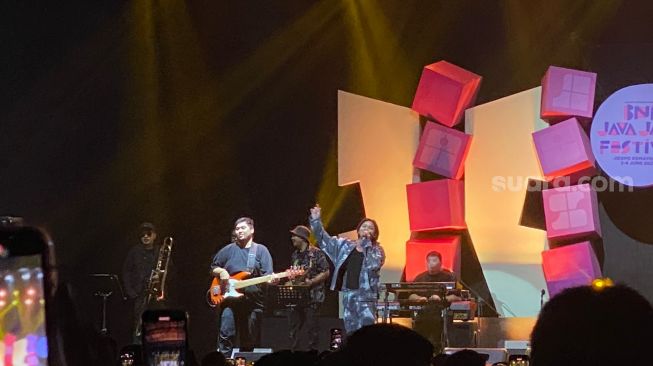 Rizky Febian tampil di acara Java Jazz Festival 2023 yang digelar di JIExpo Kemayoran Jakarta (4/6/2023). [Suara.com/Tiara Rosana]