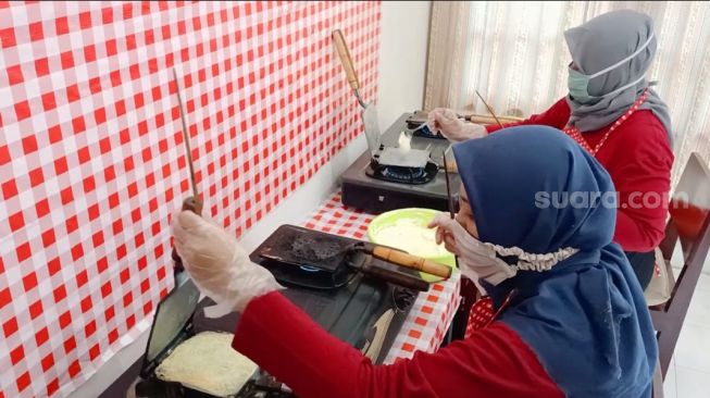 Produksi Shaka Eggroll di Sariharjo, Ngaglik, Sleman [Suara.com/Hadi]