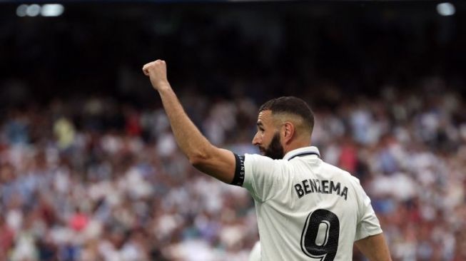 Penyerang Real Madrid Karim Benzema merayakan keberhasilannya mencetak gol pada pertandingan pekan ke-38 Liga Spanyol kontra Athletic Bilbao di Stadion Santiago Bernabeu, Madrid, Minggu (4/6/2023). (ANTARA/AFP/PIERRE-PHILIPPE MARCOU)