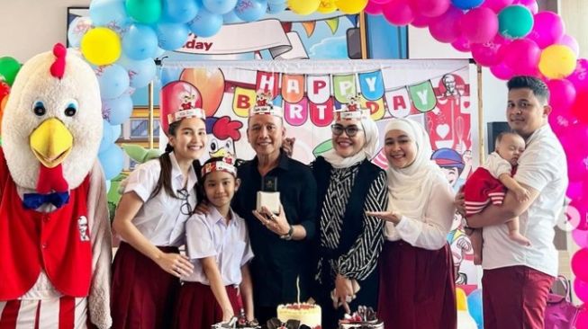 Cosplay Anak SD, Ayu Ting Ting Pakai Gelang Rp53 Juta di Ulang Tahun Ayah Rozak